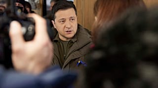 Volodimir Zelenszkij ukrán emberekkel beszélget Mariupolban február 17-én