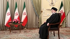 الرئيس  الإيراني إبراهيم رئيسي في مقابلة مع التلفزيون الرسمي في طهران، إيران.