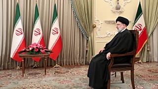 الرئيس  الإيراني إبراهيم رئيسي في مقابلة مع التلفزيون الرسمي في طهران، إيران.