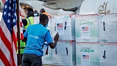 أحد العاملين في اليونيسف يتحقق من صناديق لقاح فيروس كورونا بعد وصولهم إلى المطار في نيروبي، كينيا