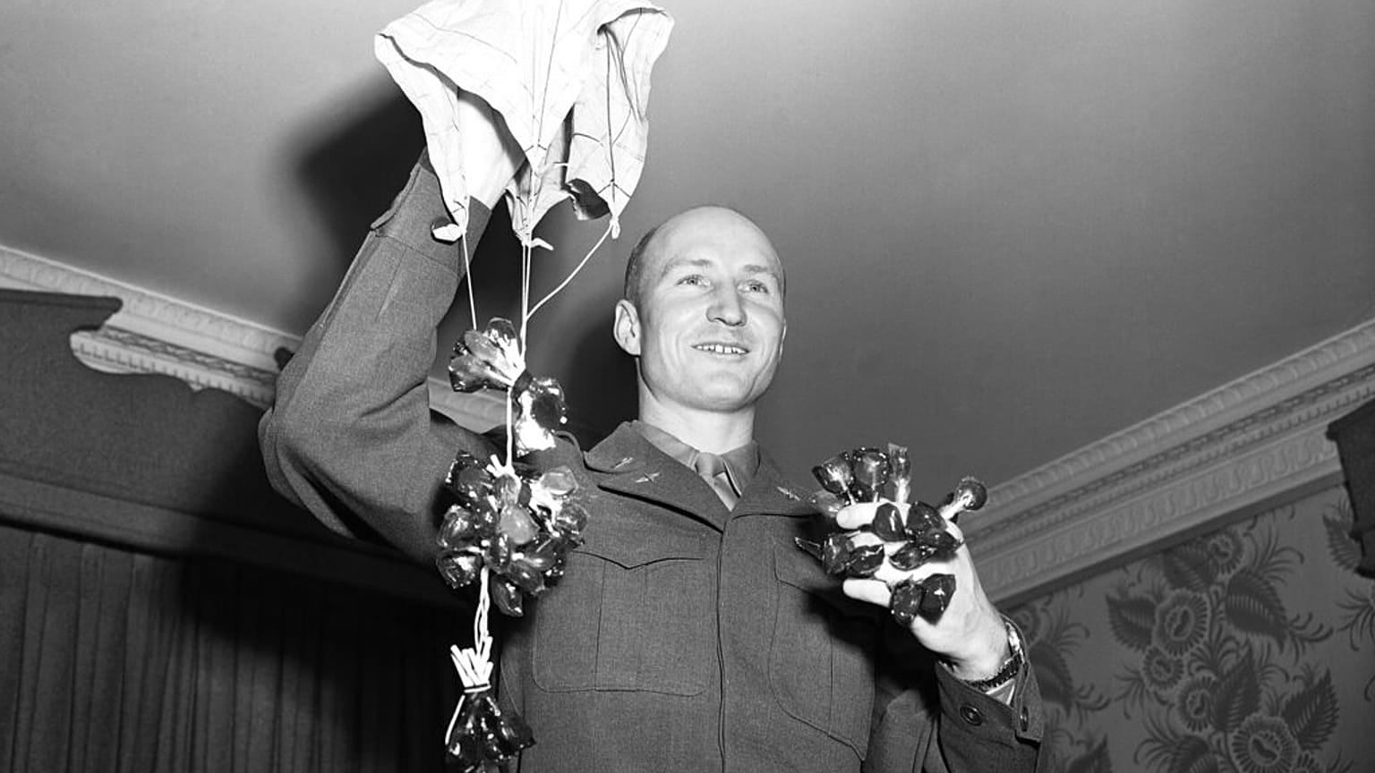 "Candy Bomber" Lt. Gail S. Halvorsen a II. világháború után, 1949-ben