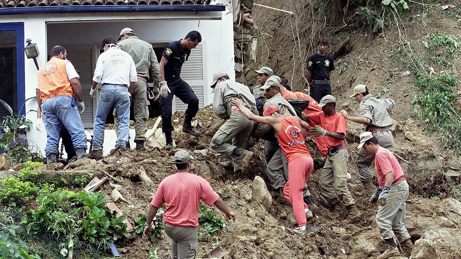 Brasile: seppellite le prime vittime delle frane, si cercano ancora dispersi