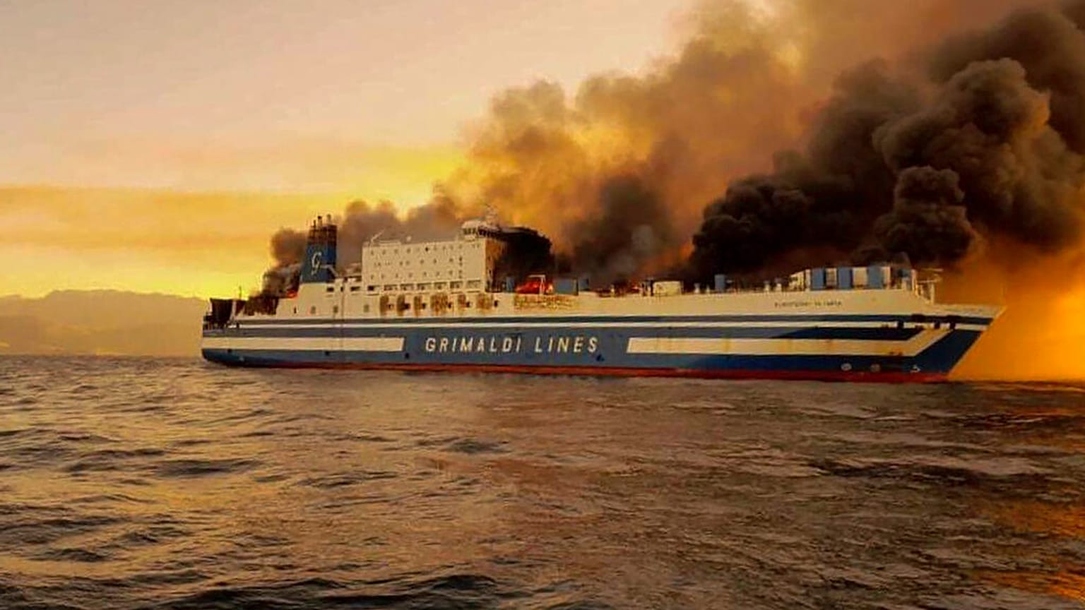 Ferry en feu près de l'île grecque de Corfou, le 18/02/2022