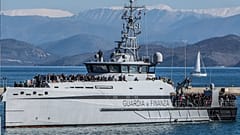 Спасенные с паром пассажиры высаживаются в порту острова Корфу
