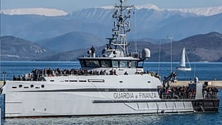 Спасенные с паром пассажиры высаживаются в порту острова Корфу