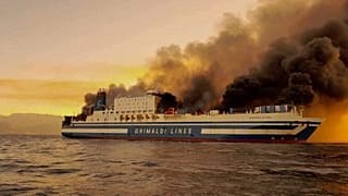 Barco das linhas Grimaldi em chamas no Mar Jónico, em águas gregas