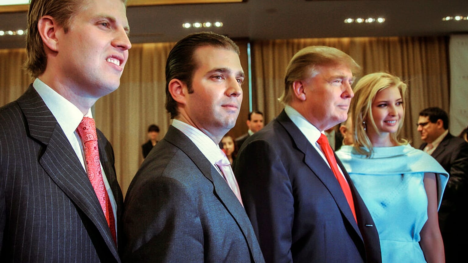eski ABD Başkanı Donald Trump oğulları Eric ve Donald Jr, kızı Ivanka Trump ile bilikte