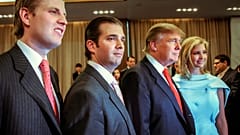 eski ABD Başkanı Donald Trump oğulları Eric ve Donald Jr, kızı Ivanka Trump ile bilikte