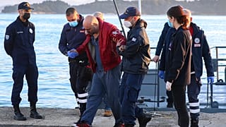Yunanistan'ın Korfu Adası açıklarında çıkan yangın sonrası yüzlerce kişi tahliye edildi