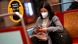 Máscaras continuam a ser obrigatórias dentro dos espaços públicos e transportes