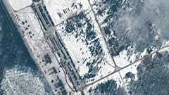 Maxar Technologies tarafından sağlanan bu uydu görüntüsüne göre, Belarus'ta konuşlu Rus askerlerileri, Ukrayna sınırına 25 km'den az bir mesafede bulunuyor