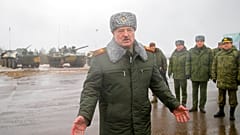 Alexander Lukaschenko während eines Gesprächs mit Journalisten auf dem Trainingsgelände in Osipowitschi, Belarus, 17.02.2022