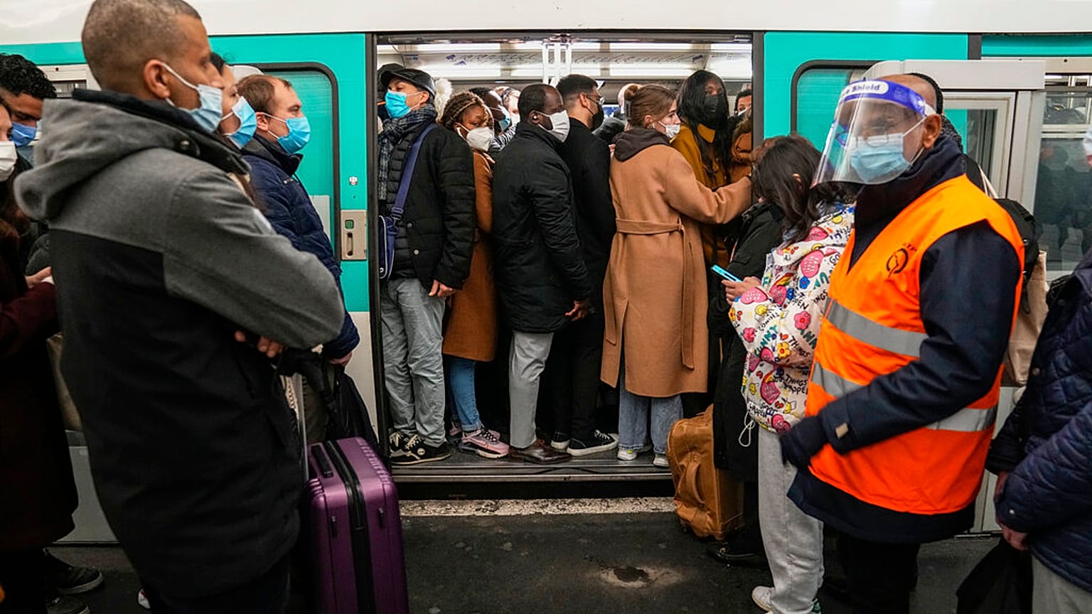 Des usagers attendent de pouvoir monter dans un métro à la station Gare-Saint-Lazare à Paris, vendredi 18 février 2022. 
