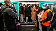 Des usagers attendent de pouvoir monter dans un métro à la station Gare-Saint-Lazare à Paris, vendredi 18 février 2022. 