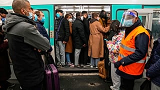Des usagers attendent de pouvoir monter dans un métro à la station Gare-Saint-Lazare à Paris, vendredi 18 février 2022. 