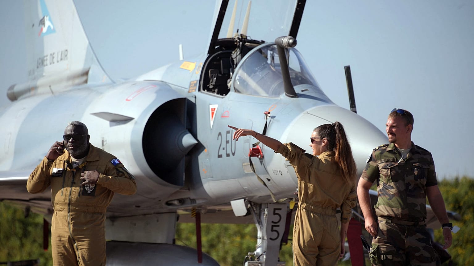 عسكريون فرنسيون يقفون بجانب طائرة ميراج Mirage 2000-5F  التابعة للدفاع الجوي الفرنسي في سان سوفور، شرق فرنسا، في 18 سبتمبر 2021.
