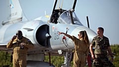 عسكريون فرنسيون يقفون بجانب طائرة ميراج Mirage 2000-5F  التابعة للدفاع الجوي الفرنسي في سان سوفور، شرق فرنسا، في 18 سبتمبر 2021.
