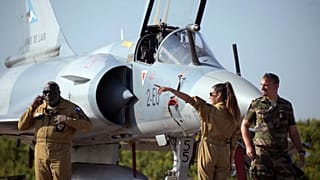 عسكريون فرنسيون يقفون بجانب طائرة ميراج Mirage 2000-5F  التابعة للدفاع الجوي الفرنسي في سان سوفور، شرق فرنسا، في 18 سبتمبر 2021.