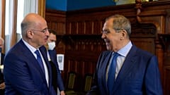 Χειραψία του Έλληνα υπουργού Εξωτερικών Νίκου Δένδια με τον Ρώσο ομόλογό του Σεργκέι Λαβρόφ στη Μόσχα