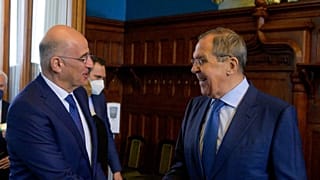Χειραψία του Έλληνα υπουργού Εξωτερικών Νίκου Δένδια με τον Ρώσο ομόλογό του Σεργκέι Λαβρόφ στη Μόσχα