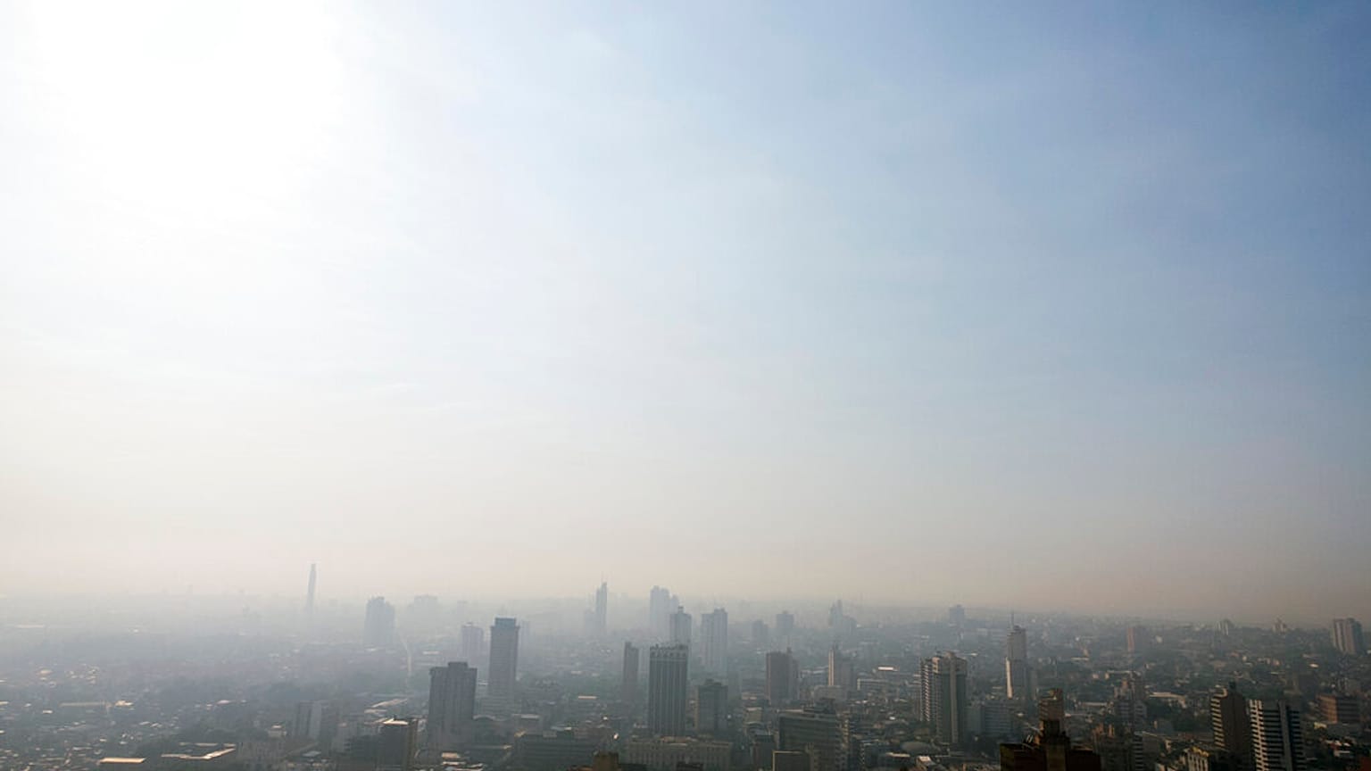 La nube de humo que cubre Asunción en Paraguay