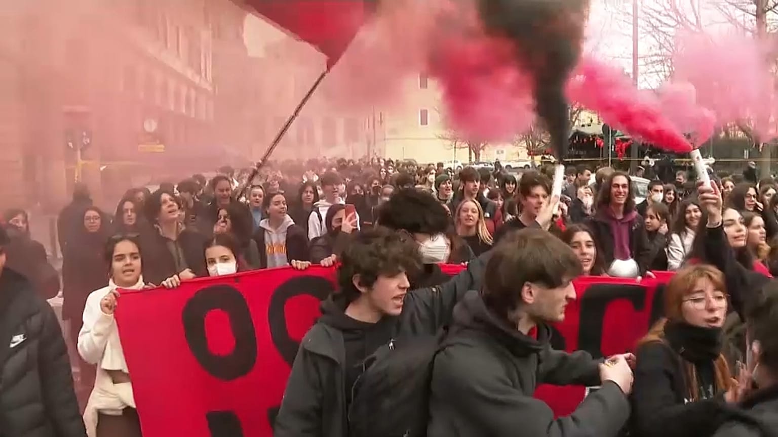 Italie : les étudiants dans la rue après la mort accidentelle de deux lycéens
