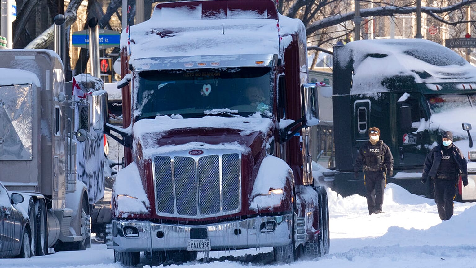 Polizisten überwachen den Abzug eines Trucks in Ottawa, 18.02.2022
