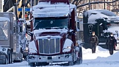 Polizisten überwachen den Abzug eines Trucks in Ottawa, 18.02.2022