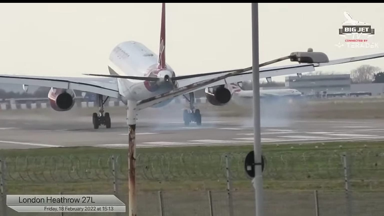 Mehr als 200.000 Menschen schauen live dabei zu wie Flugzeuge im Sturm am Londoner Flughafen Heathrow landen.