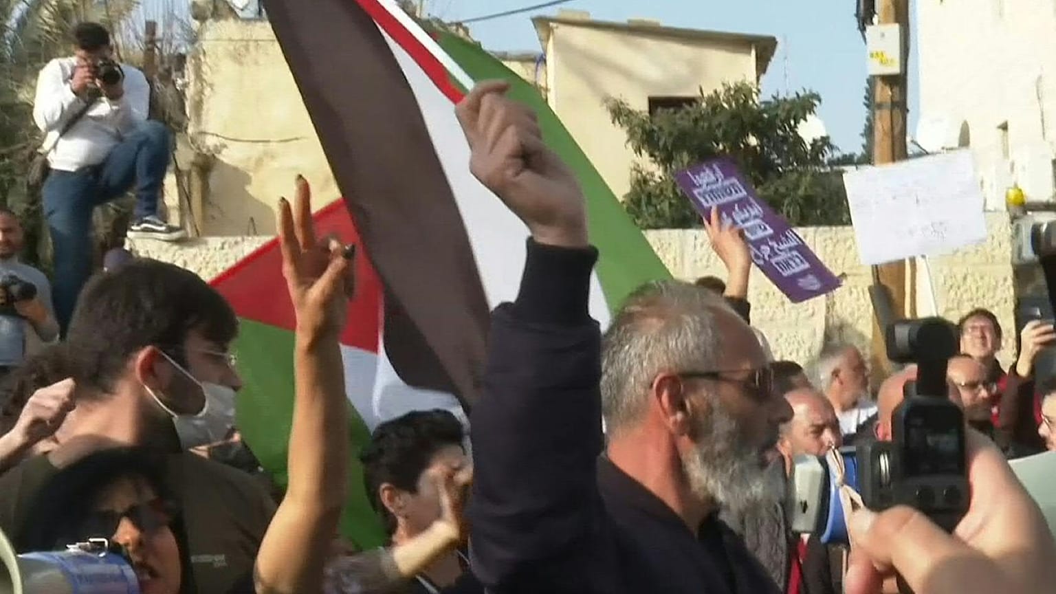الشرطة الإسرائيلية تفرق بالقوة مظاهرة لفلسطينيين في حي الشيخ جراح 