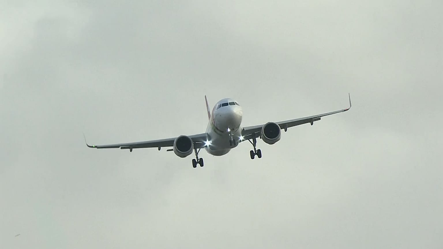 An Air Portugal plane abandoning its landing at the Heathrow airport in high winds