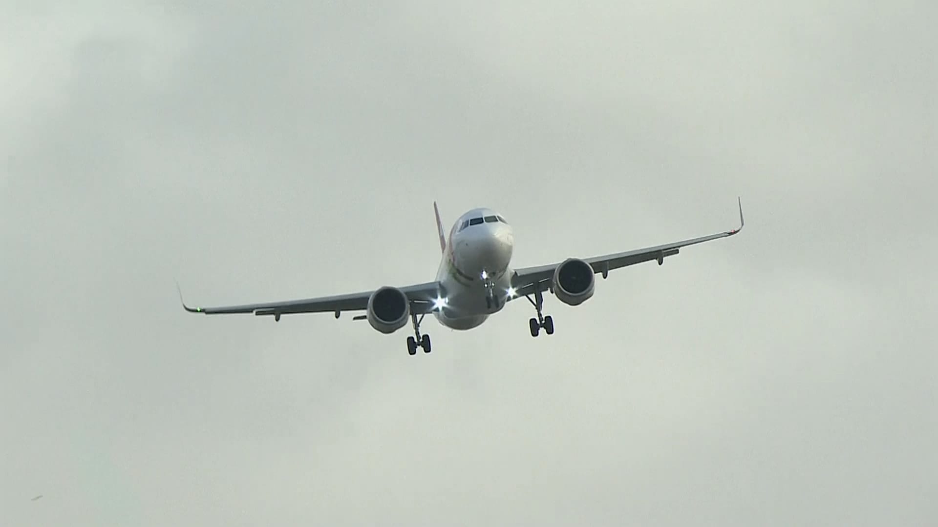 Video. Planes struggle to land at Heathrow Airport as Storm Eunice hits ...
