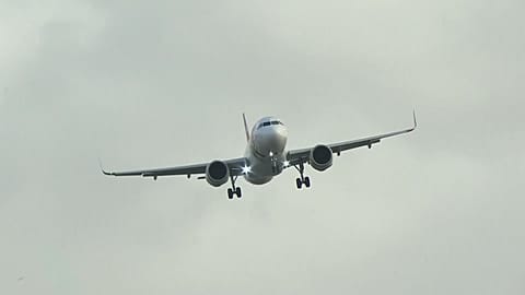 An Air Portugal plane abandoning its landing at the Heathrow airport in high winds