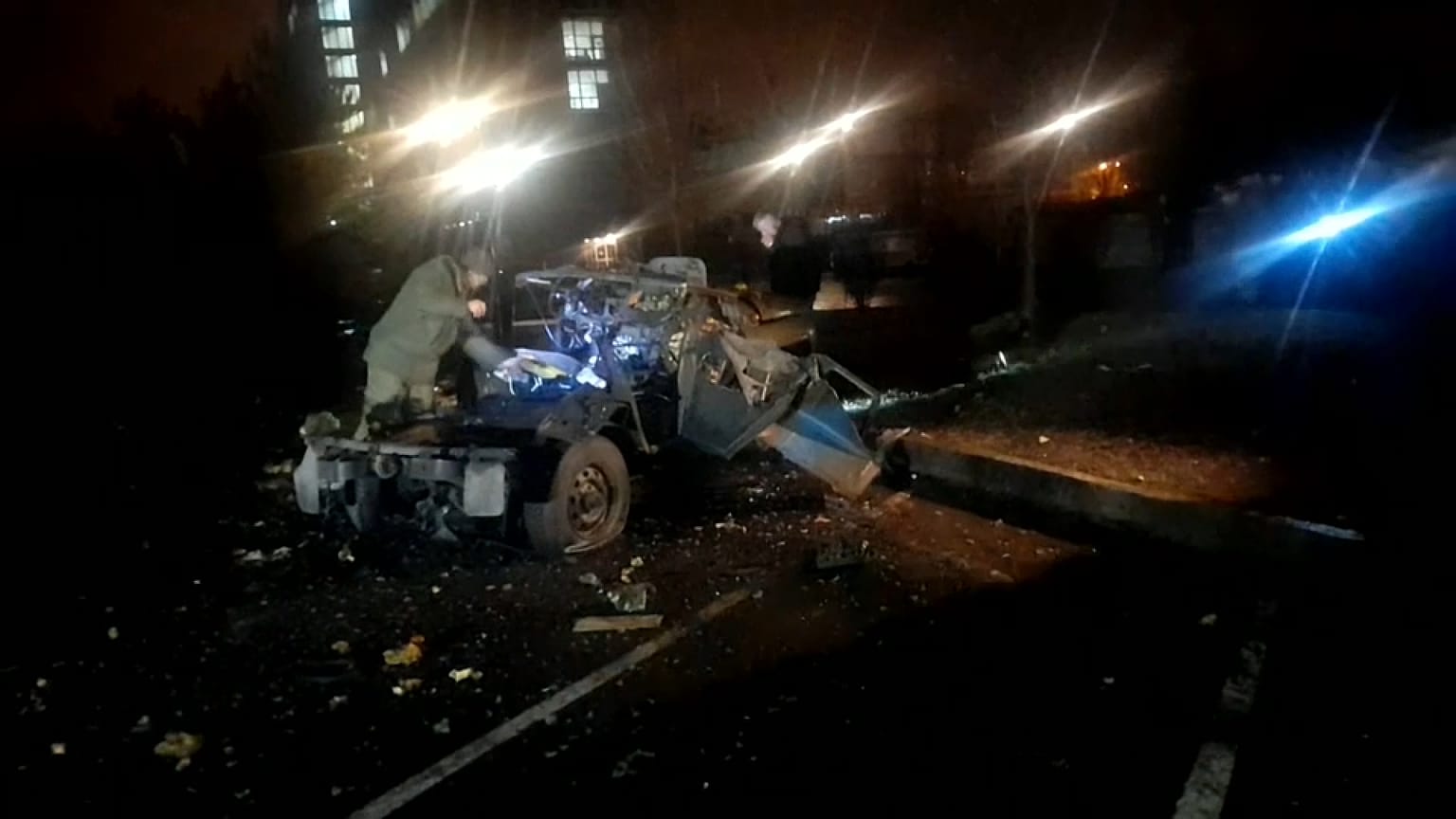 Autowrack vor Regierungsgebäude in Donezk