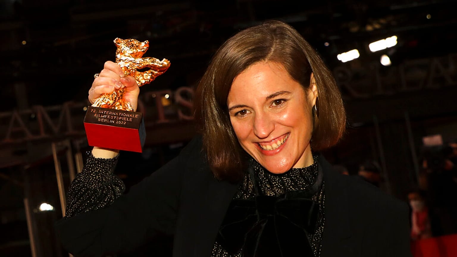 La directora catalana Carla Simón con el Oso de Oro por su película Alcarràs