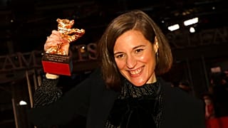 La directora catalana Carla Simón con el Oso de Oro por su película Alcarràs