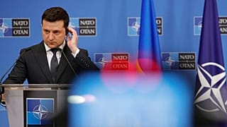 ولودیمیر زلنسکی، رئیس جمهوری اوکراین درجریان گفتگوی ویدیویی با دبیر کل ناتو