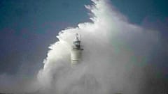 Sturm "Eunice" tobt an der Küste in England