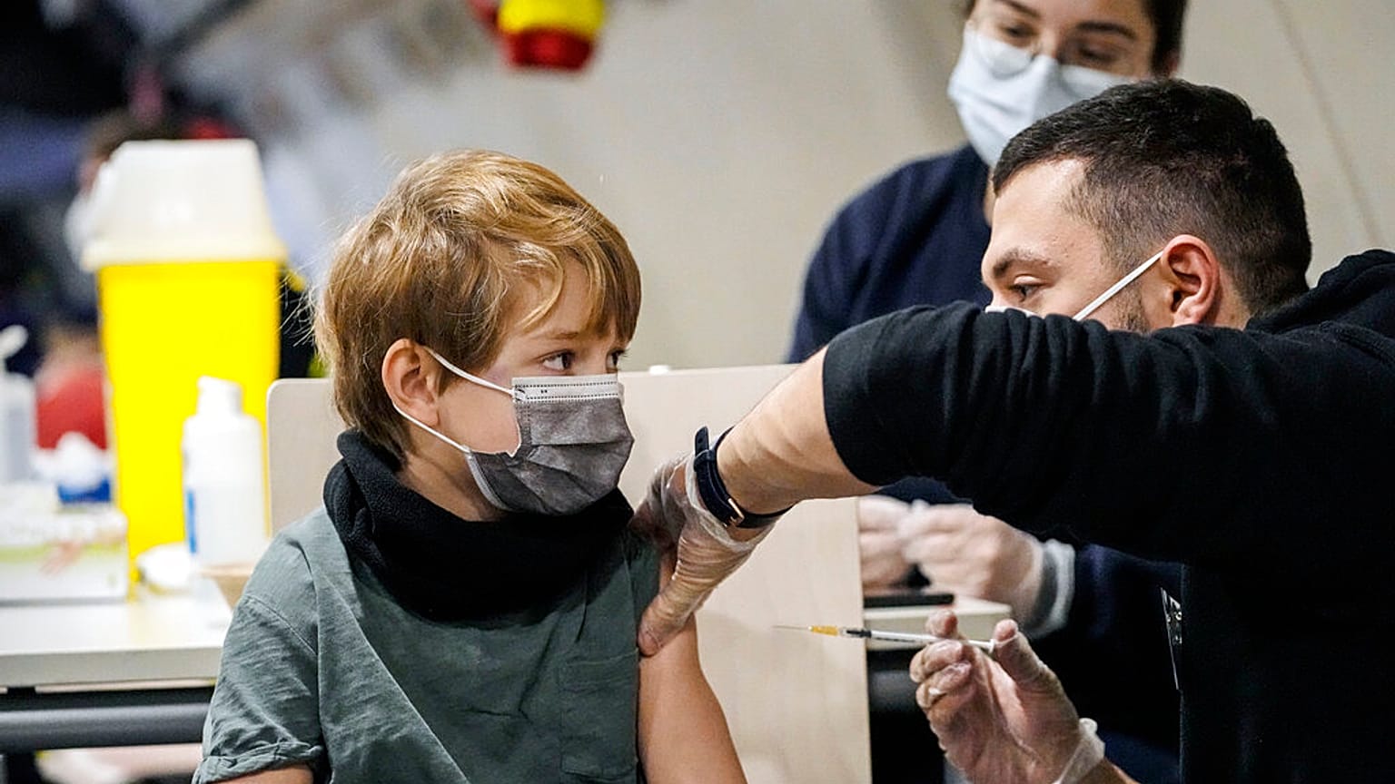 Jakob (5) wird in einem Airbus A300 gegen Covid-19 geimpft