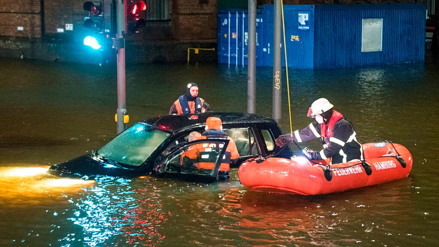 In Hamburg musste die Feuerwehr sich auch um festsitzende Autofahrer kümmern