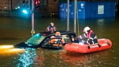In Hamburg musste die Feuerwehr sich auch um festsitzende Autofahrer kümmern