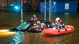 In Hamburg musste die Feuerwehr sich auch um festsitzende Autofahrer kümmern
