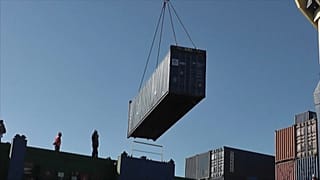 Elkezdik visszaszállítani a szeméttel teli konténereket Tunéziából Olaszországba 