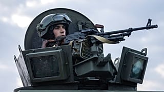 Ουκρανός στρατιώτης με το δάχτυλο στην σκανδάλη σε θωρακισμένο όχημα