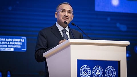 Adalet Bakanı Bekir Bozdağ’ın incelemeye aldığı nafaka düzenlemesinin yakında Meclis’e sunulması ve 6. Yargı Paketi’nde bu nafakanın belirli bir süreye bağlanması gündemde