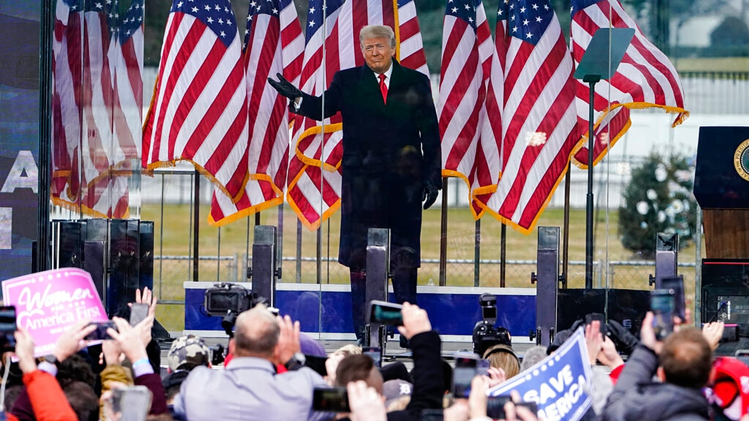 Trump, ABD Kongre Binası yakından toplanan kalabalığa konuştu (arşiv)