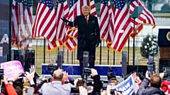 Trump, ABD Kongre Binası yakından toplanan kalabalığa konuştu (arşiv)