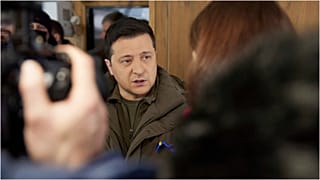 الرئيس الأوكراني فولوديمير زيلينسكي أثناء حديث إلى مواطنين في ماريوبول بمنطقة دونيتسك شرق أوكرانيا، 17 فبراير 2022