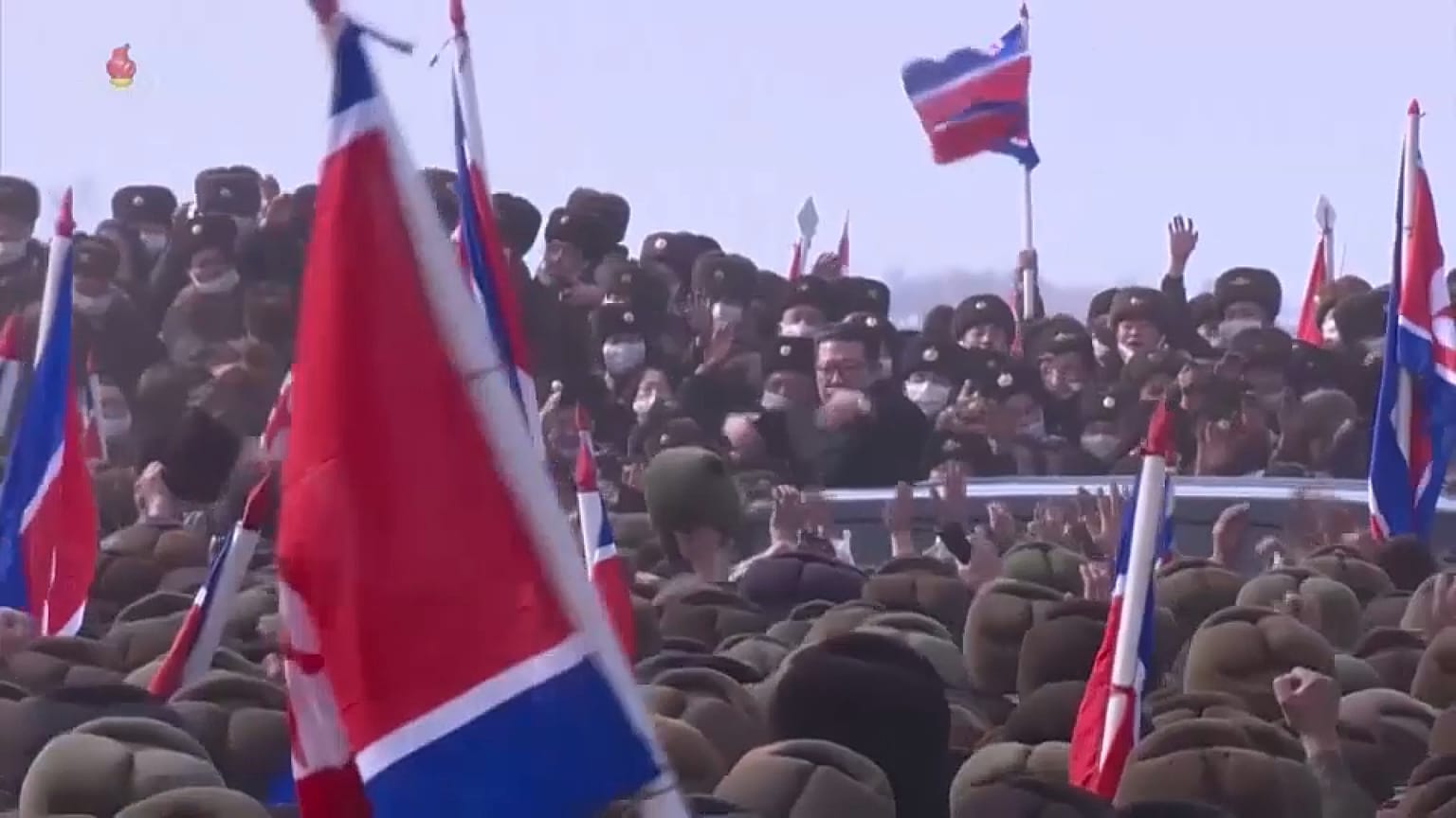 Kim Jong-un pide con sus gestos a sus seguidores que se alejen del vehículo