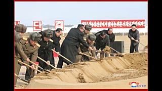 Spatenstich mit viel Pomp: In Ryonpho soll ein Gewächshaus entstehen
